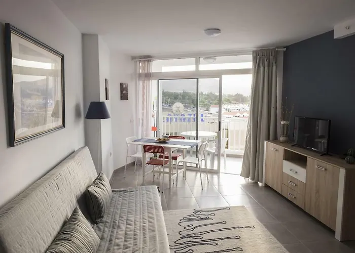 Full Center Of Americas, Renovated, High Floor Apartment *
