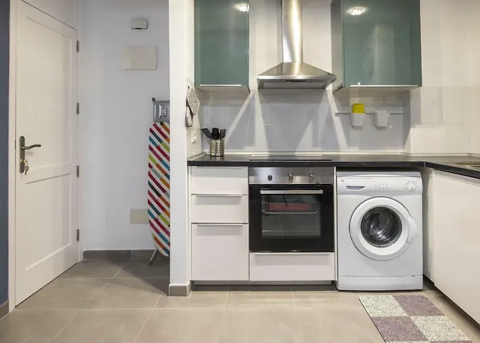 Full Center Of Americas, Renovated, High Floor Apartment *